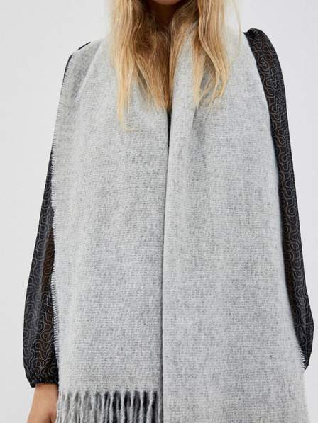 Plain scarf with fringes