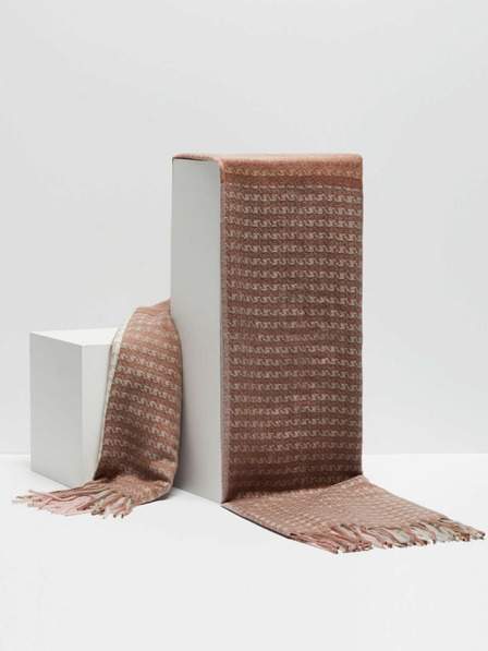 Scarf with a fine check with a decorative thread